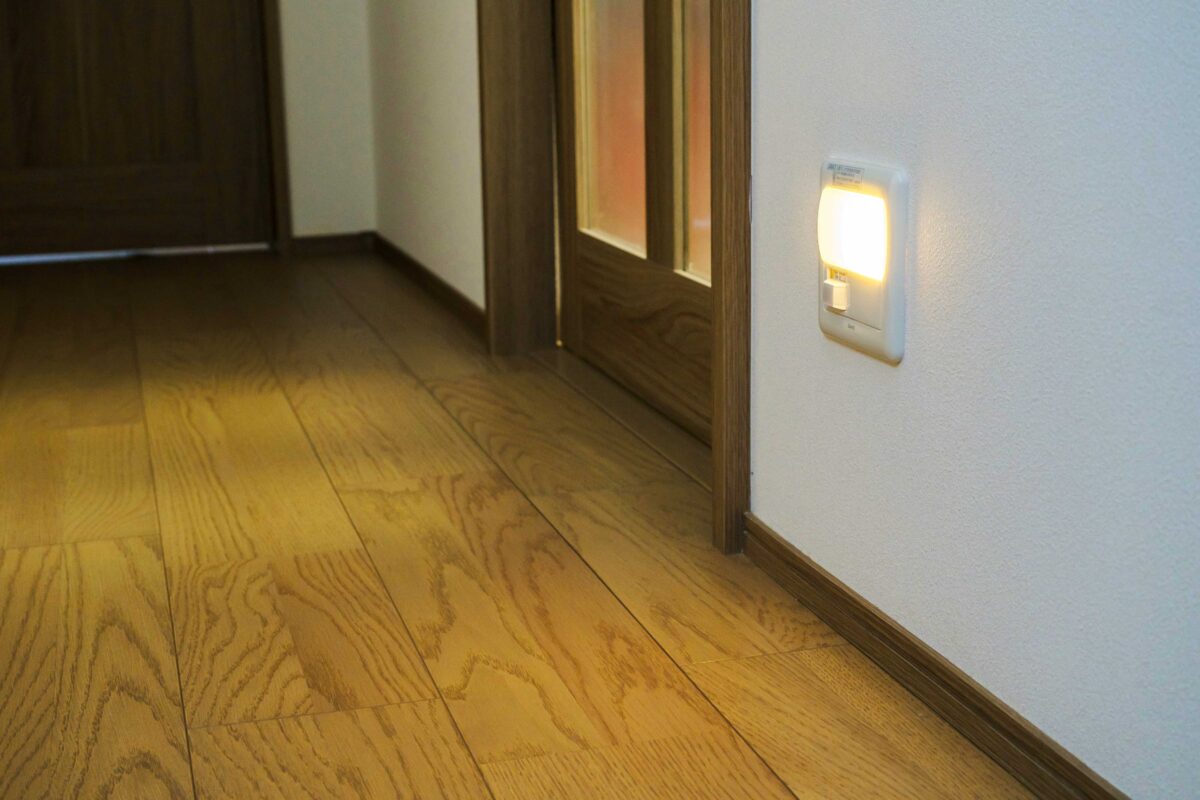 廊下にはよる自動点灯する足元灯が