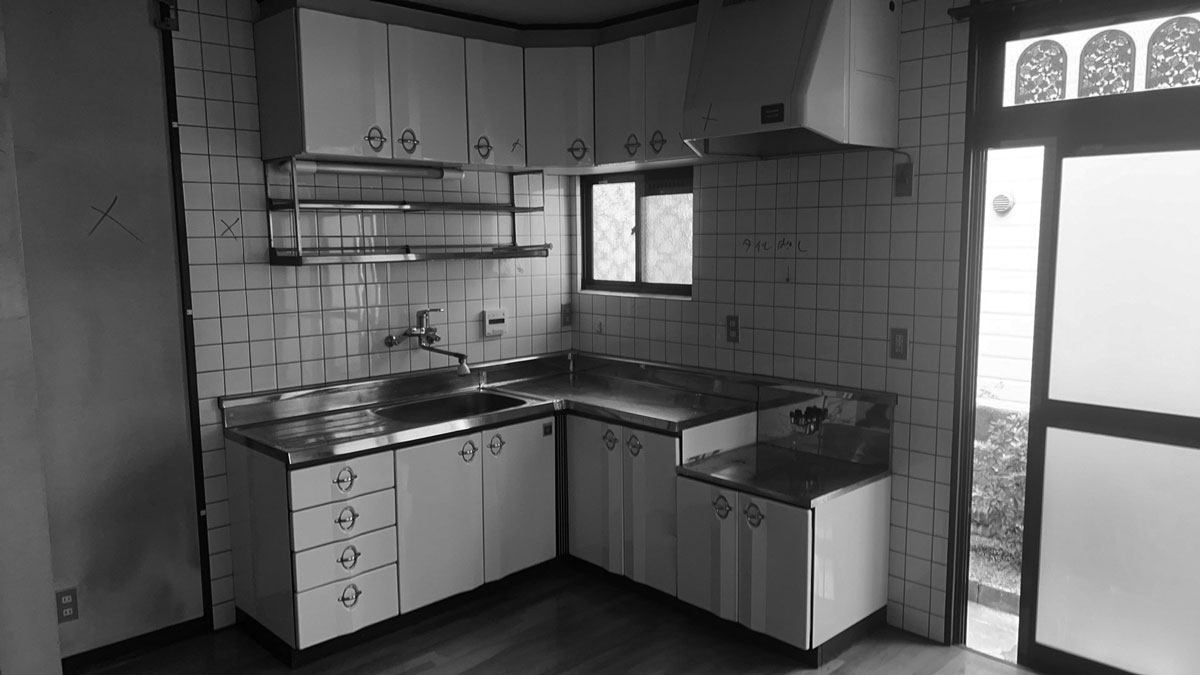 日当たりが悪く、さらに壁づけタイプのキッチンは暗く感じていました