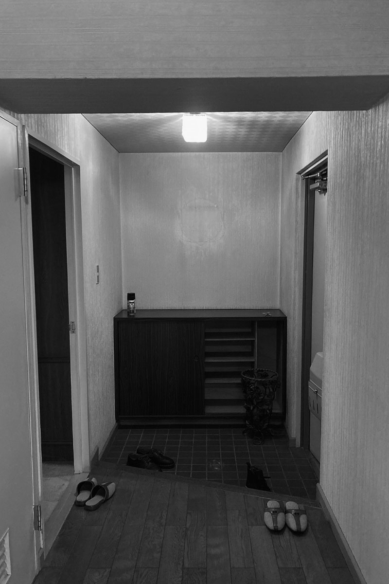 洋室の扉は開き戸で床に段差があり、車椅子では利用しづらく、つまづきリスクもありました