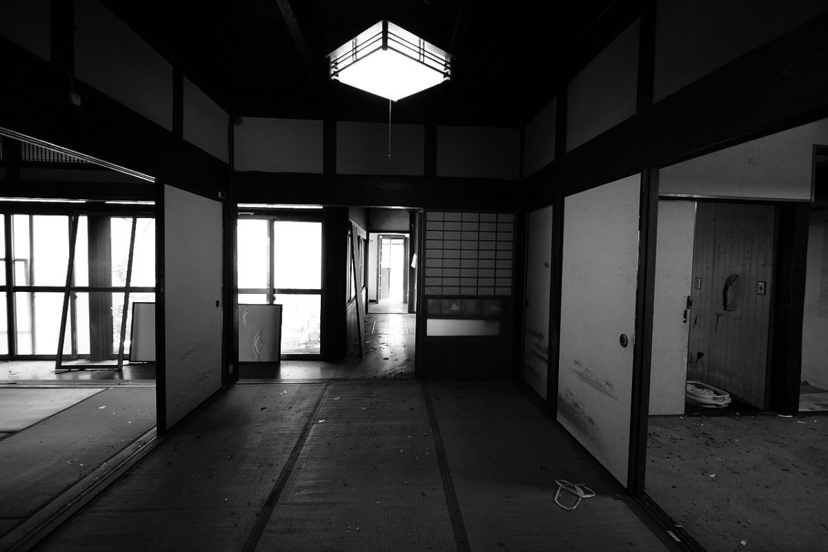 築100年の古民家は、和室が田の字に並ぶ等、使いづらい間取りでした。