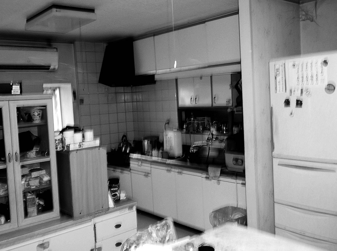 独立タイプの以前のキッチン。設備も古く、コンロ周りの掃除にも手がかかっていた。