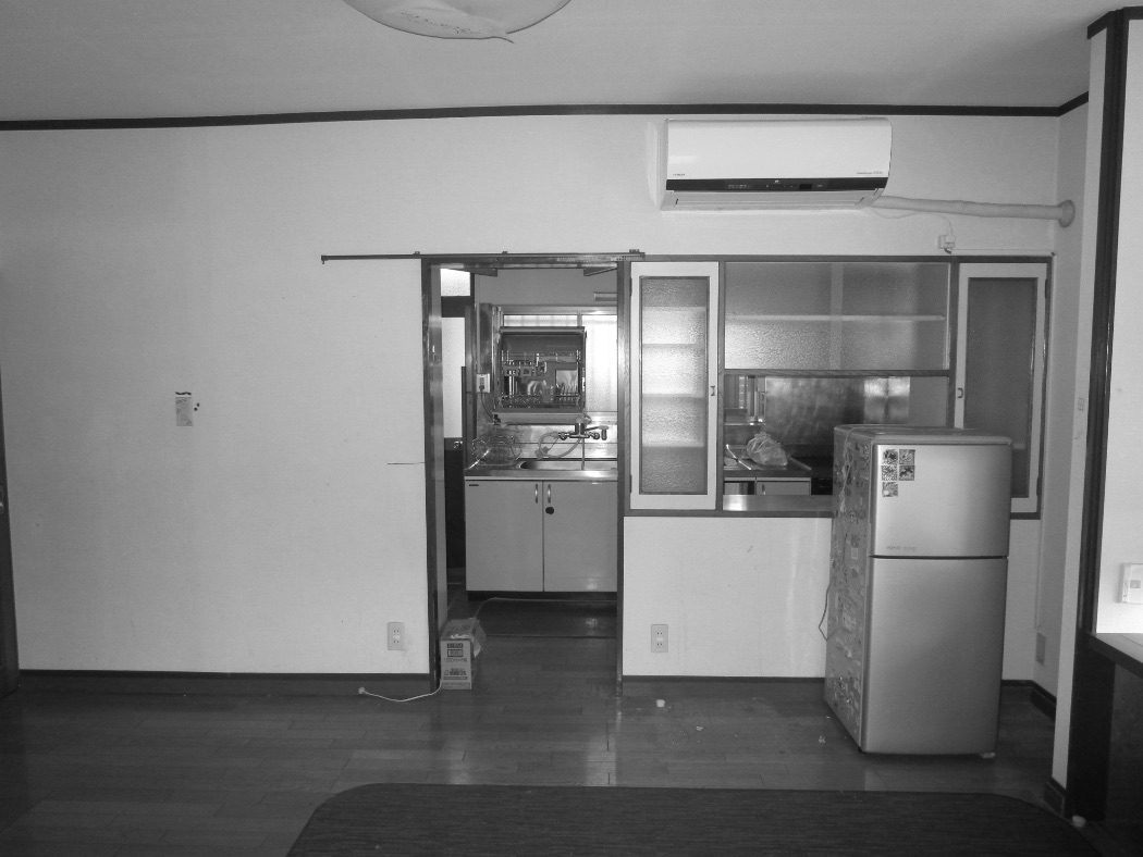 食器棚で区切られていたキッチン（写真奥）