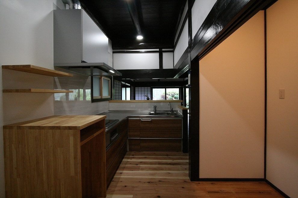 キッチンはL字型に。空いたスペースには炊飯器などを置ける棚を造作しました。